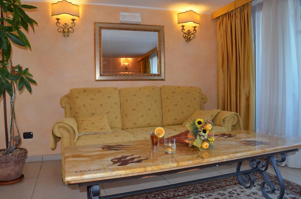 Kalos Hotel Giardini Naxos Esterno foto