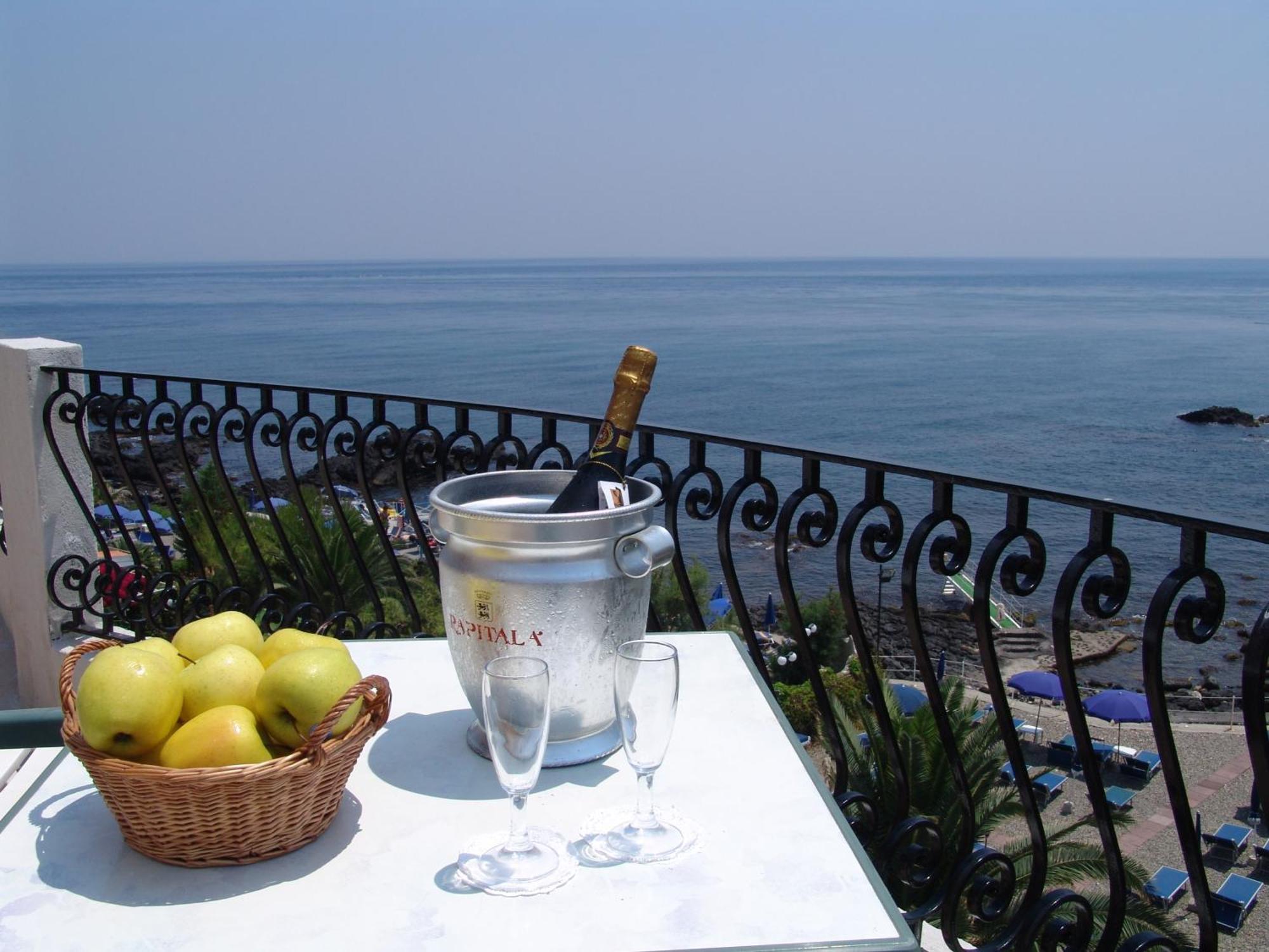 Kalos Hotel Giardini Naxos Esterno foto