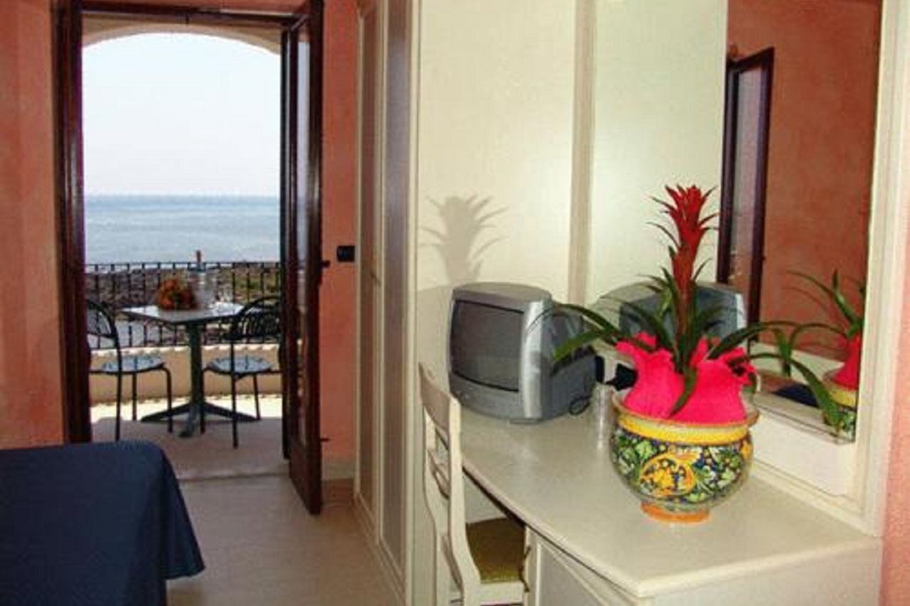 Kalos Hotel Giardini Naxos Esterno foto